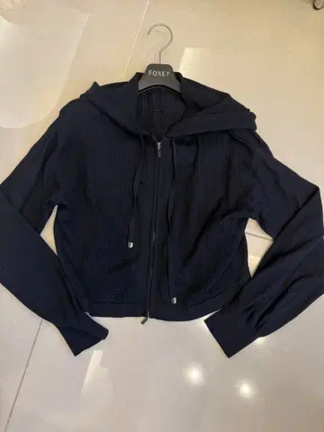 FOXEY 후드 부착 네이비 크롭 후드티 38