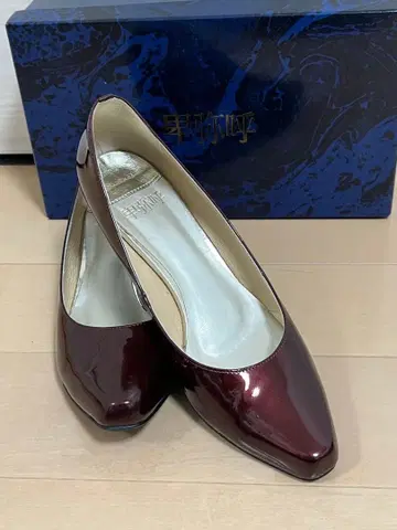 히미코 24cm 와인 레드 에나멜 펌프스