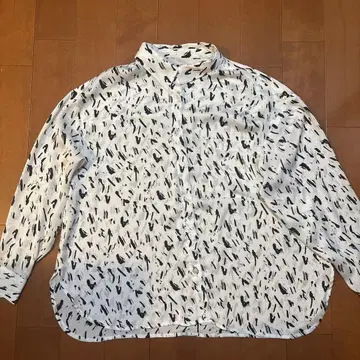 화이트 블랙 패턴 긴팔 셔츠