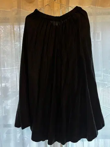 네스트로브 스테디셀러 린넨 개더 스커트 블랙