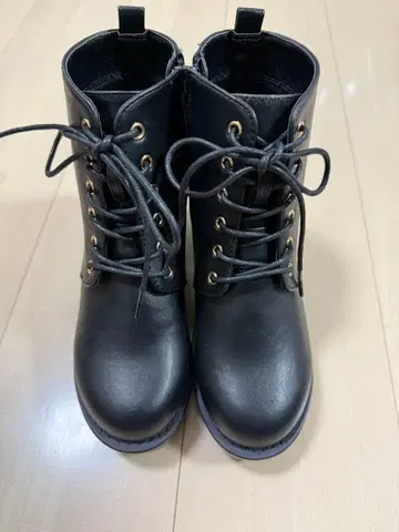 블랙 레이스업 부츠 중간 힐