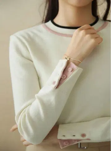 배색 슬리브 버튼 니트