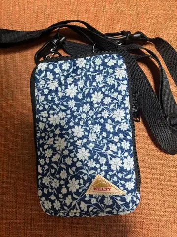 켈티 KELTY 스마트폰 숄더 파우치 블루 플라워