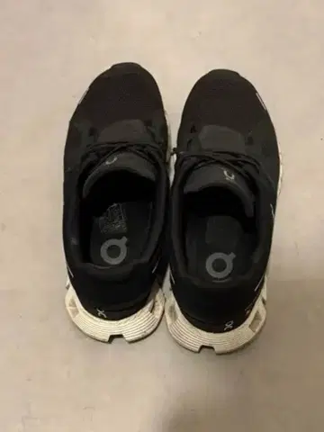 On Cloudstratus 블랙 스니커즈