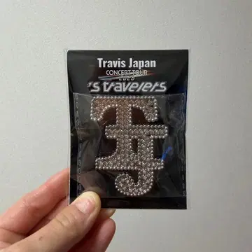Travis Japan TJ 브로치