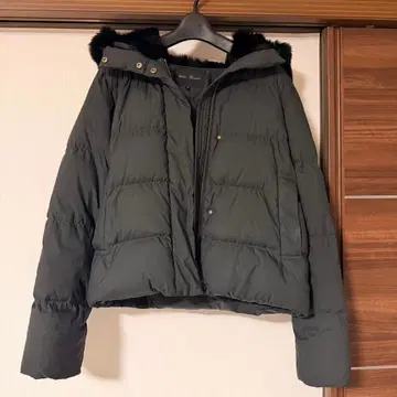 어반 리서치 퍼 달린 블랙 다운 자켓