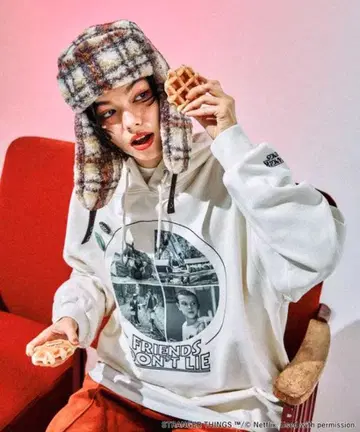 [ STRANGER THINGS ] 콜라보 캔 배지 부착 후드티