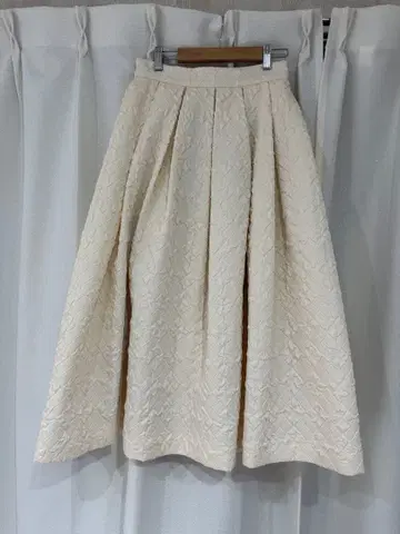내추럴 뷰티 베이직 아이보리 플레어 스커트 M 사이즈