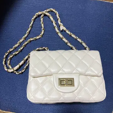 화이트 퀼팅 숄더백