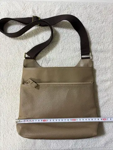 일본제 베이지 가죽 숄더백 내외부 포켓 부착