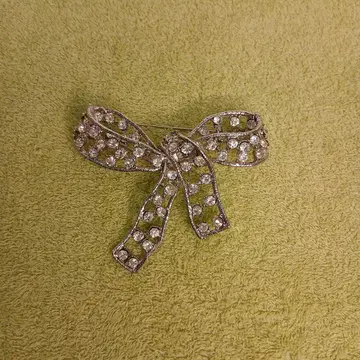 리본 모양 브로치 반짝반짝