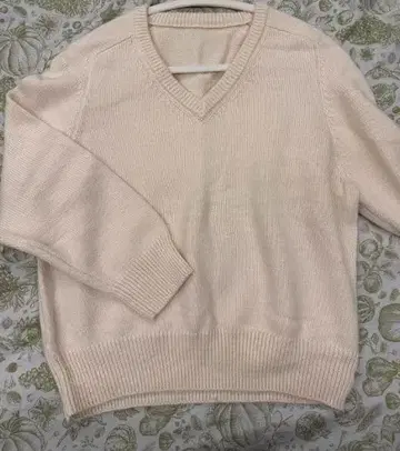 라이트 핑크 V넥 니트 스웨터