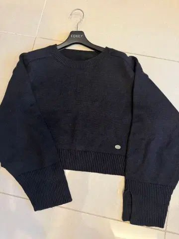 Daisy Lin 블랙 크롭 스웨터