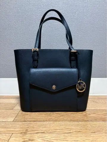 마이클 코스 블랙 토트백 MK 로고 포함