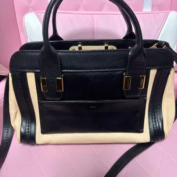 가죽 숄더백 블랙과 베이지