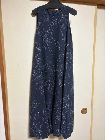 Vin 네이비 플라워 프린트 슬리브리스 원피스