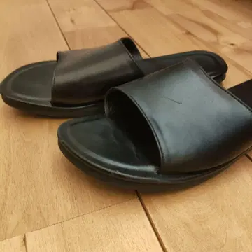 EUROKENVY 블랙 가죽 샌들