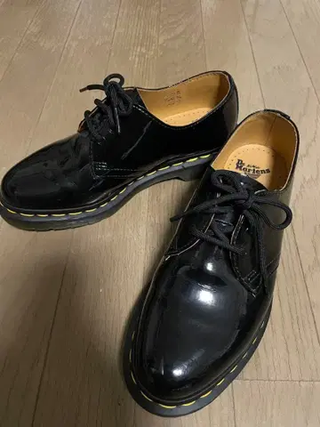 타임세일 닥터마틴 새상품급 3홀 에나멜 부츠 로퍼