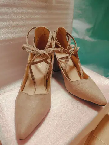 베이지 스트랩 하이힐