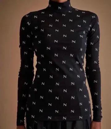 HAENGNAE 블랙 로고 패턴 긴팔 하이넥