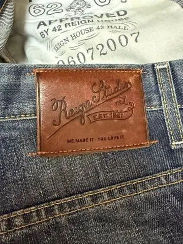 Rega Studios 데미지 가공 스트레이트 청바지