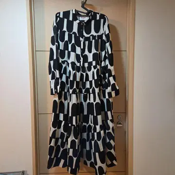 화이트 블랙 티어드 긴팔 셔츠 원피스