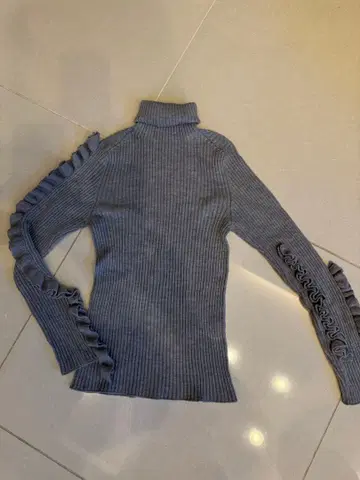 Cygne 시뉴 소매 프릴 터틀 니트 iily 그레이