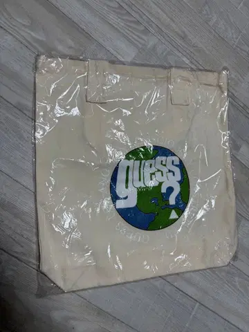 GUESS 지구 로고 토트백 베이지