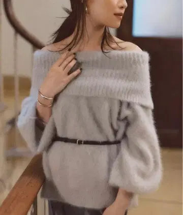 [ NOBLE x L'AUBE BLANC ] 폭스 캐시미어 오프숄더 니트