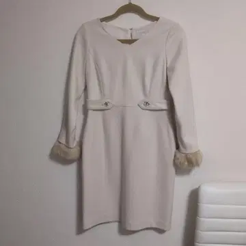 크림색 V넥 긴팔 원피스