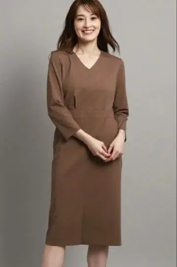 쿠 드 샹스 브라운 V넥 긴팔 무릎 기장 원피스