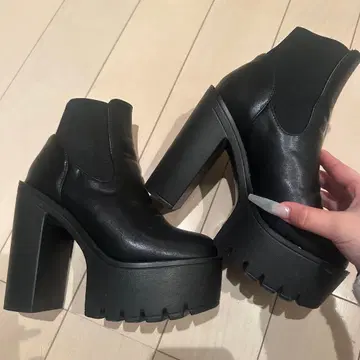 통굽 하이힐 부츠 블랙