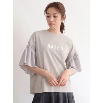 CLOVE 프릴 슬리브 도킹 로고 티셔츠