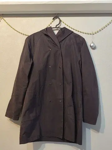 다크 브라운 후드 부착 코트