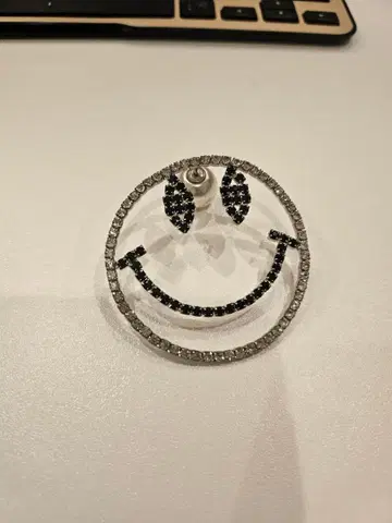 스마일리 페이스 브로치