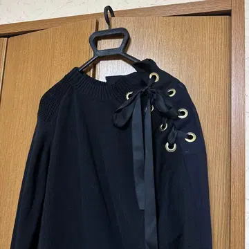 Sacai 네이비 오픈 숄더 니트 스웨터