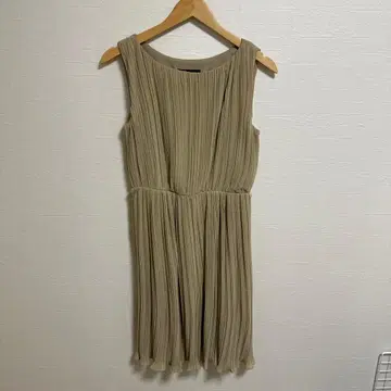 베이지 플리츠 슬리브리스 원피스