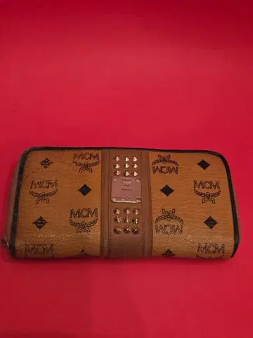 MCM 스터드 장식 가죽 장지갑 라운드 지퍼