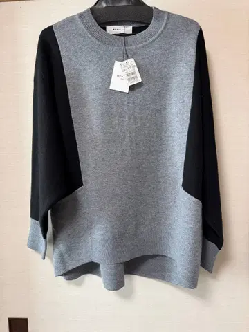 MEDOC original 돌먼 슬리브 배색 니트