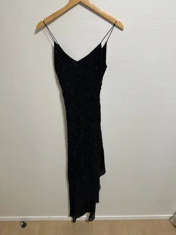 비즈 장식 비대칭 슬립 드레스 블랙