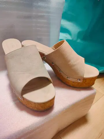 오픈토 샌들 베이지 코르크 밑창