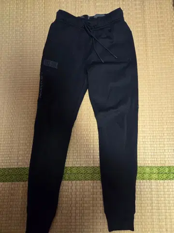 블랙 슬림핏 팬츠 사이드 포켓 포함