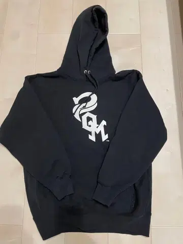 초레어 APPLEBUM x PitchOddMansion 'POM' 후드티