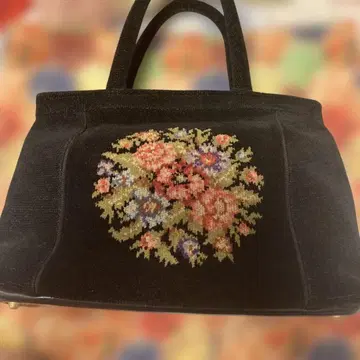 꽃무늬 자수 블랙 핸드백