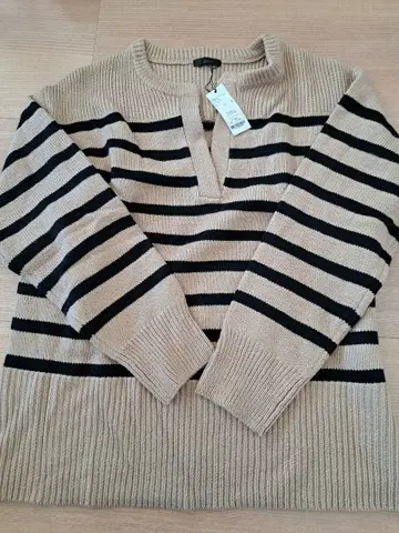베이지와 블랙 스트라이프 니트 스웨터