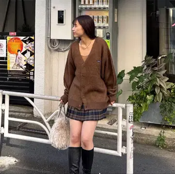 원포인트 자수 샤기 니트 가디건 브라운