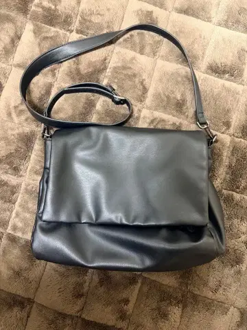 블랙 합성 피혁 숄더백