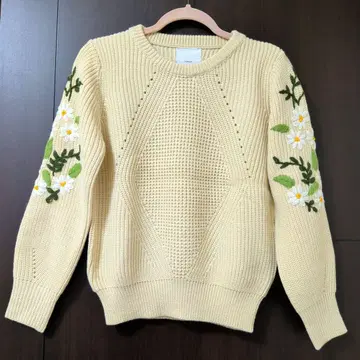 새상품!!cawaii 꽃무늬 자수 니트