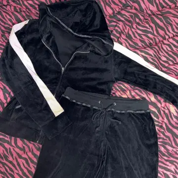 블랙 벨벳 후드 부착 셋업