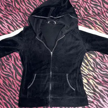 블랙 벨벳 후드 부착 셋업